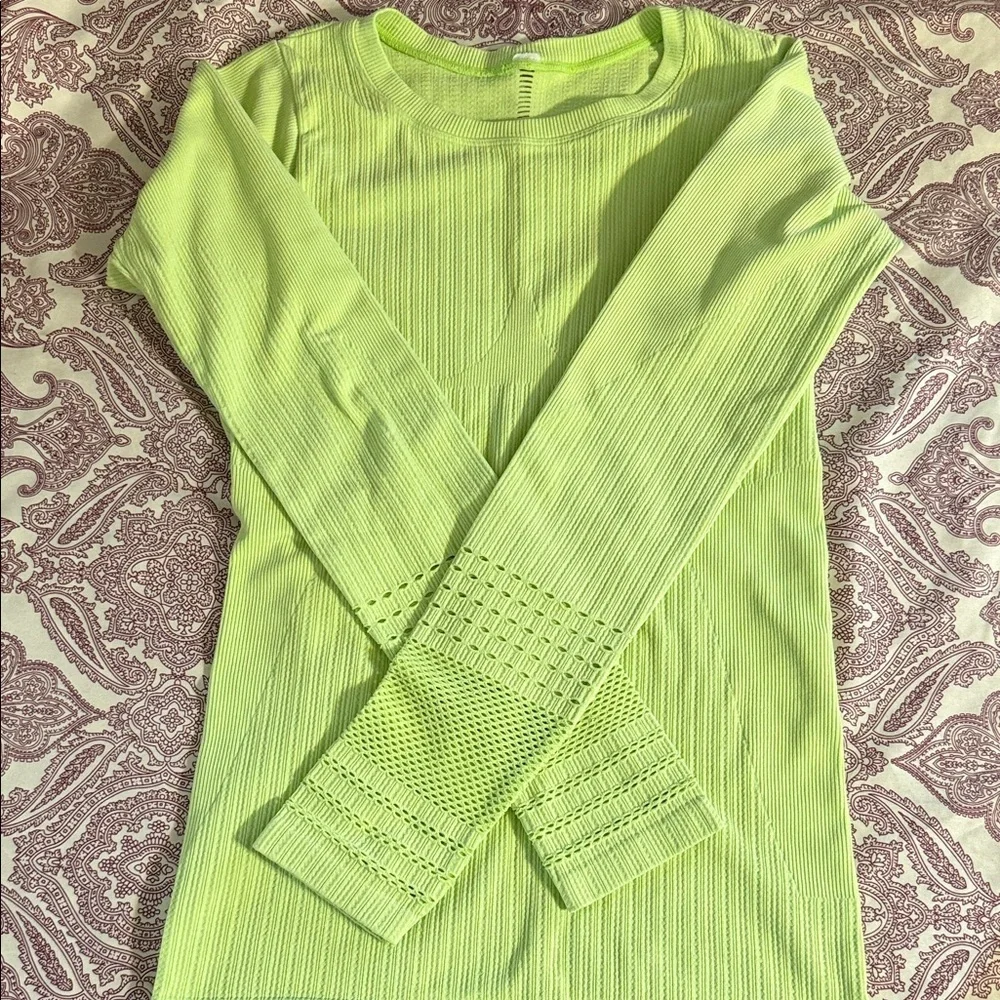 ALO Yoga Light Green Long Sleeve Blouse​